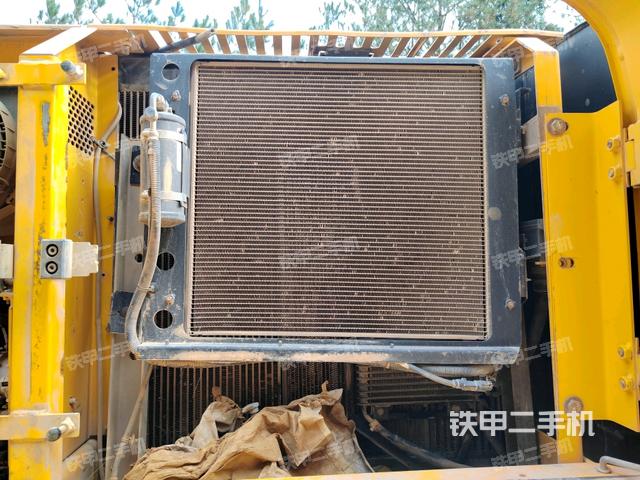 散熱器正面(大件艙室) 散熱器正面(大件艙室)