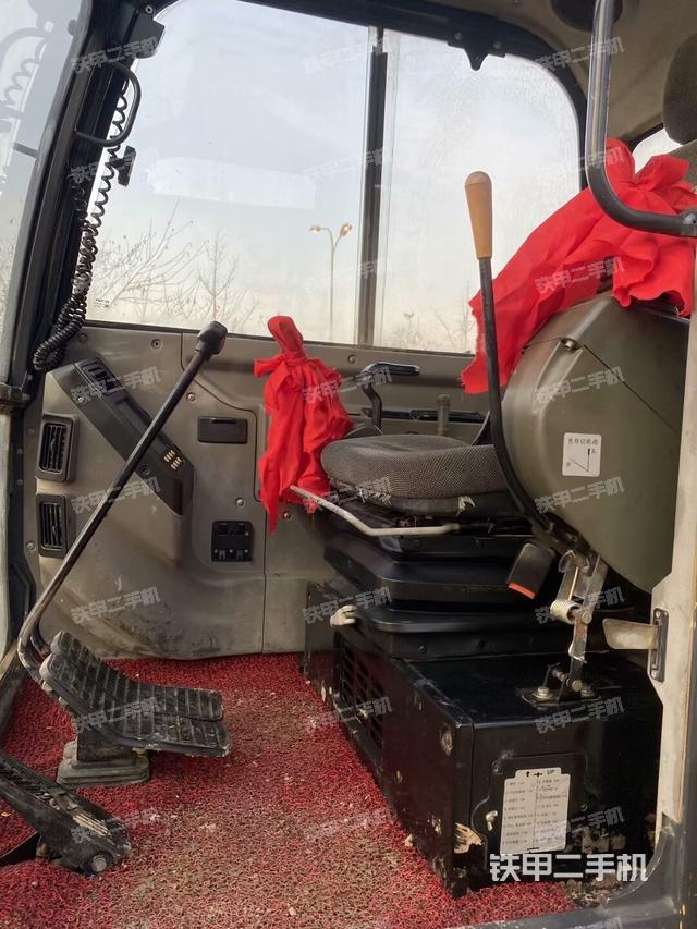 駕駛室整體(整機(jī)外觀) 駕駛室整體(整機(jī)外觀)