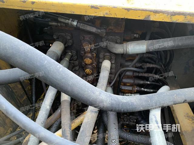 回轉(zhuǎn)馬達(dá)和主控閥(整機(jī)外觀) 回轉(zhuǎn)馬達(dá)和主控閥(整機(jī)外觀)