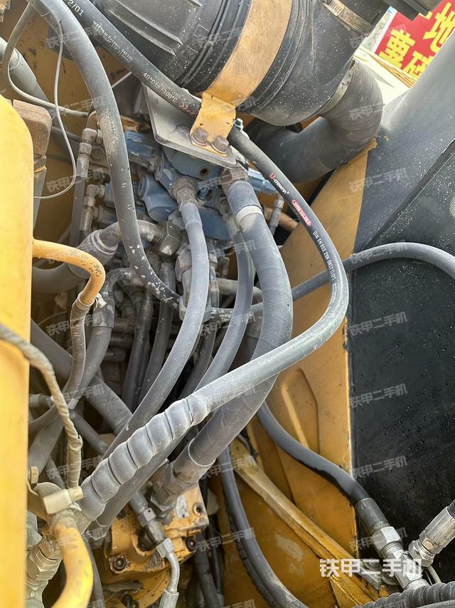 回轉(zhuǎn)馬達(dá)和主控閥（整機(jī)外觀）