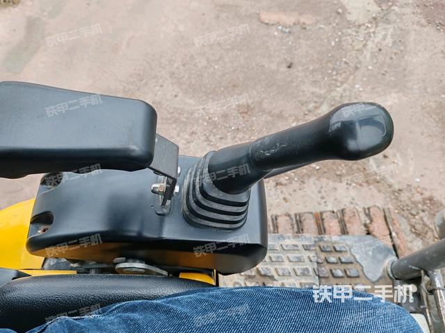 座椅左側(cè)控制臺/音響/含左手柄(駕駛室部分) 座椅左側(cè)控制臺/音響/含左手柄(駕駛室部分)