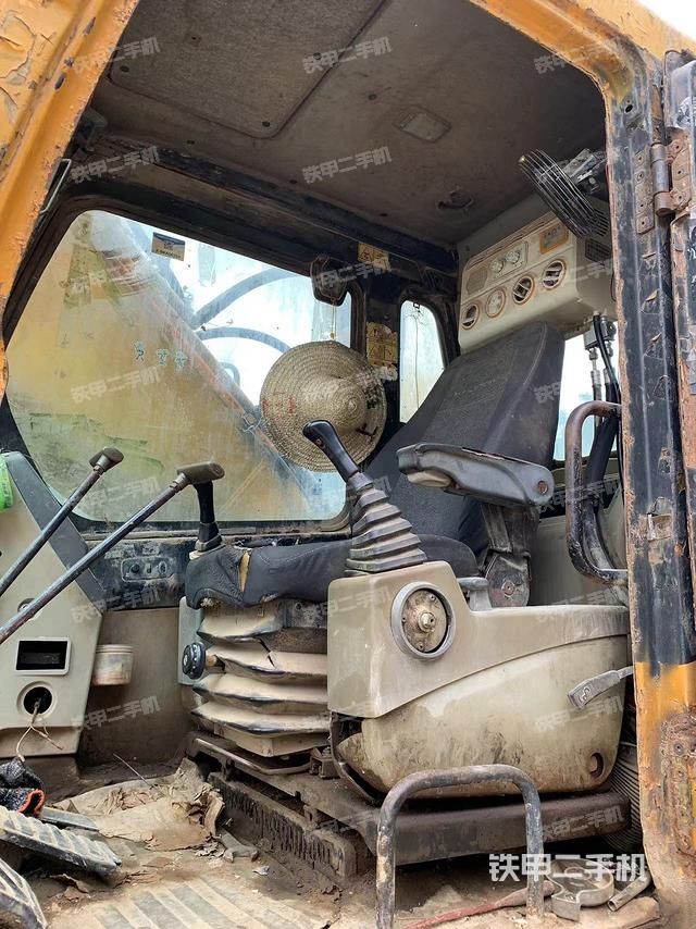 駕駛室整體（整機外觀）