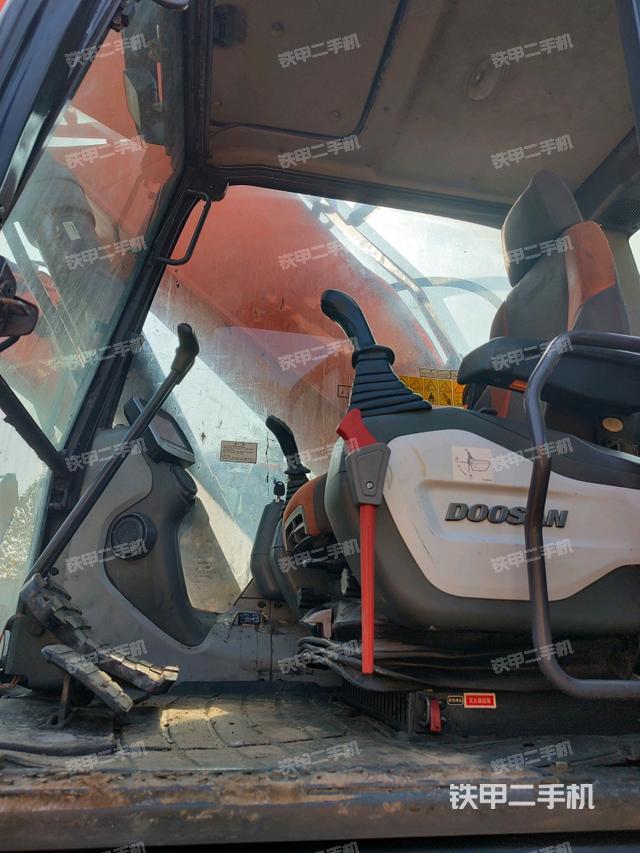 駕駛室整體(整機(jī)外觀) 駕駛室整體(整機(jī)外觀)