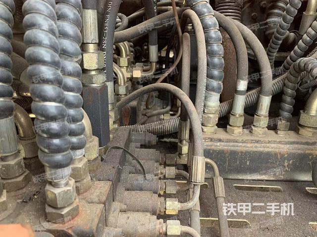 液壓泵艙室正面整體（整機外觀）