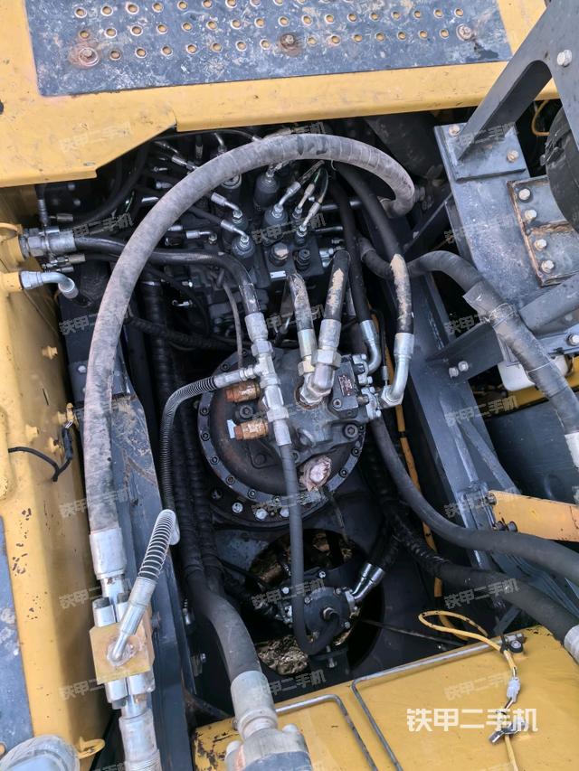 回轉(zhuǎn)馬達(dá)和主控閥（整機(jī)外觀）