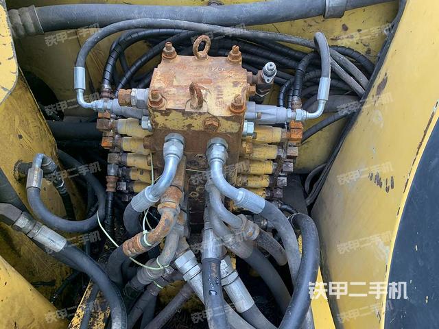 回轉(zhuǎn)馬達(dá)和主控閥（整機(jī)外觀）