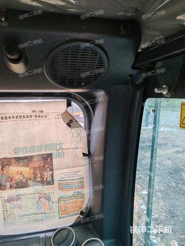 行走控制手柄和踏板?俯拍（駕駛室部分）