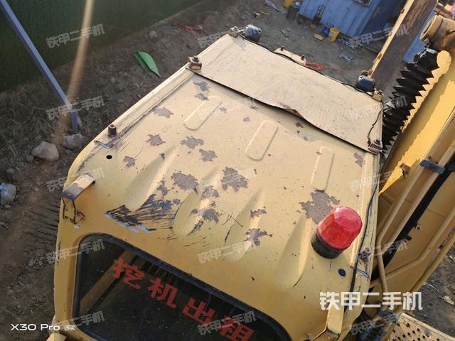 駕駛室頂部(整機(jī)外觀) 駕駛室頂部(整機(jī)外觀)