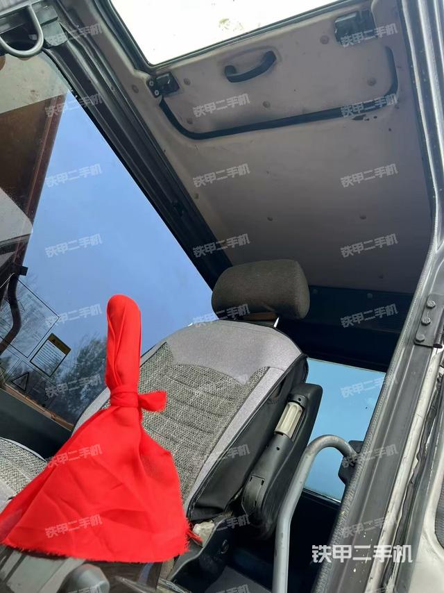 駕駛室頂部(整機外觀) 駕駛室頂部(整機外觀)