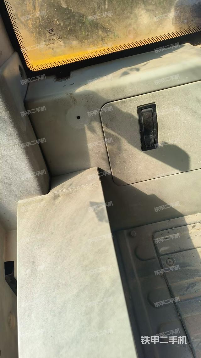 左后方玻璃角标(驾驶室部分) 左后方玻璃角标(驾驶室部分)