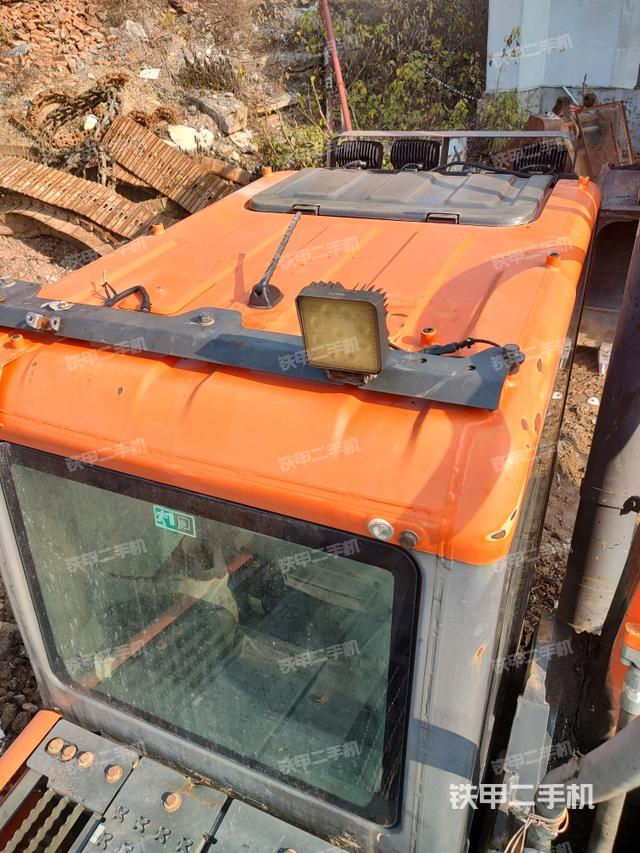 駕駛室頂部(整機(jī)外觀) 駕駛室頂部(整機(jī)外觀)