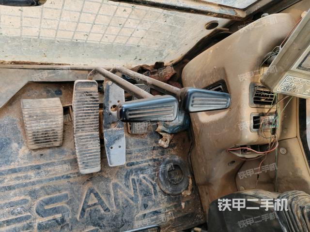 后窗玻璃角標(biāo)(駕駛室部分) 后窗玻璃角標(biāo)(駕駛室部分)