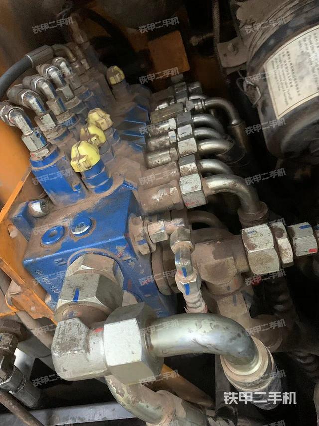 回轉(zhuǎn)馬達(dá)和主控閥（整機(jī)外觀）