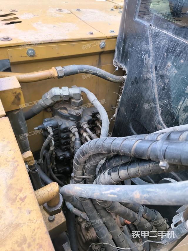 回转马达和主控阀(整机外观) 回转马达和主控阀(整机外观)