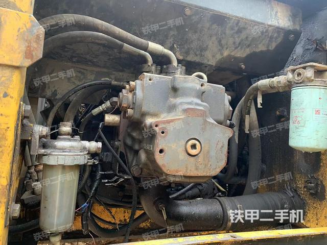 液壓泵艙室正面整體(整機(jī)外觀) 液壓泵艙室正面整體(整機(jī)外觀)