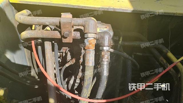 回轉(zhuǎn)馬達(dá)和主控閥（整機(jī)外觀）