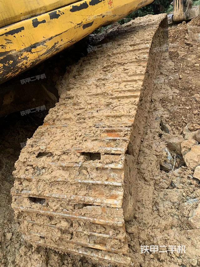 單側(cè)履帶整體(整機(jī)外觀) 單側(cè)履帶整體(整機(jī)外觀)