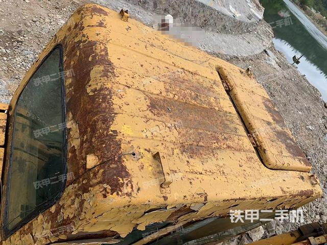 駕駛室頂部（整機外觀）