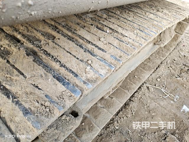 單側(cè)履帶整體(整機(jī)外觀) 單側(cè)履帶整體(整機(jī)外觀)
