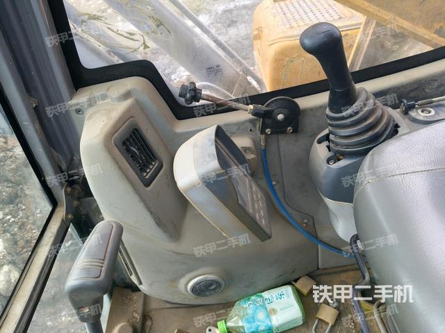 座椅右側(cè)控制臺(tái)/鑰匙門/油門/含右手柄(駕駛室部分) 座椅右側(cè)控制臺(tái)/鑰匙門/油門/含右手柄(駕駛室部分)