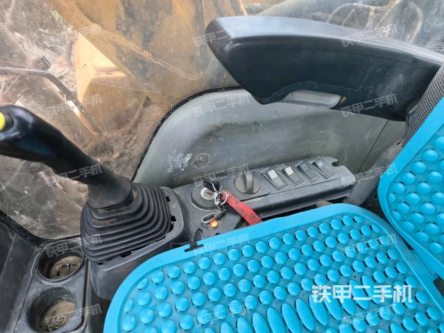 座椅右側(cè)控制臺/鑰匙門/油門/含右手柄（駕駛室部分）