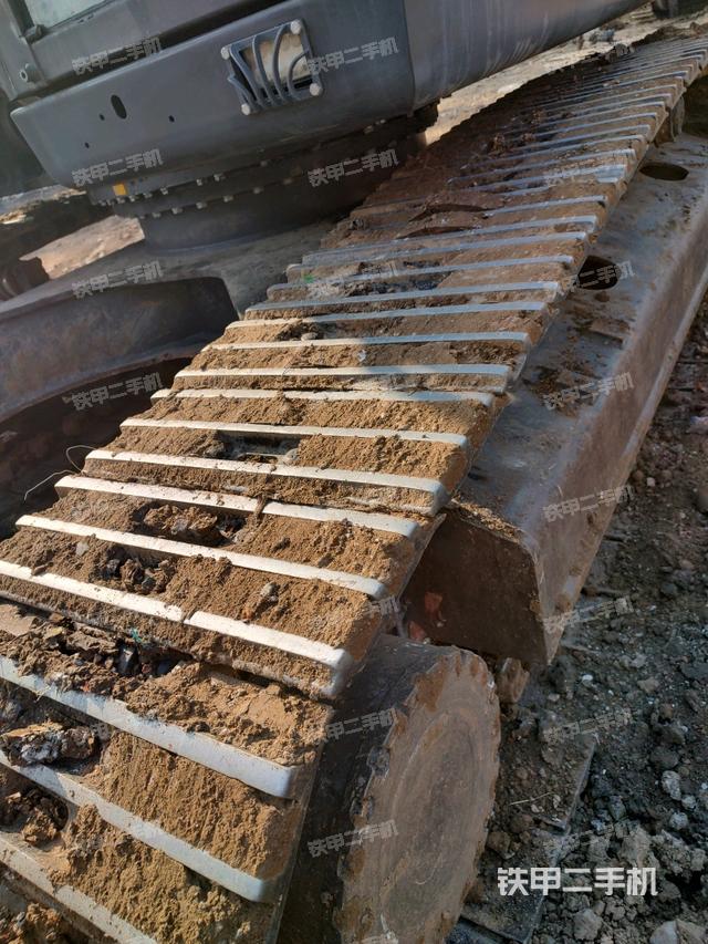 單側(cè)履帶整體(整機(jī)外觀) 單側(cè)履帶整體(整機(jī)外觀)