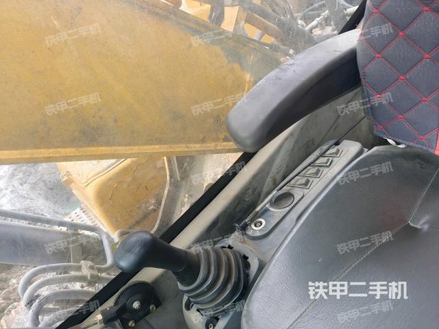 行走控制手柄和踏板?俯拍(駕駛室部分) 行走控制手柄和踏板?俯拍(駕駛室部分)