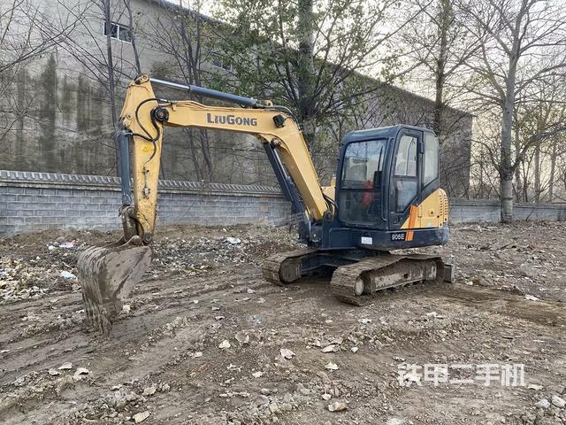 駕駛室頂部(整機(jī)外觀) 駕駛室頂部(整機(jī)外觀)