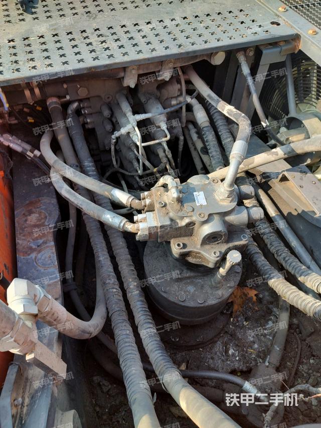 回轉(zhuǎn)馬達(dá)和主控閥(整機(jī)外觀) 回轉(zhuǎn)馬達(dá)和主控閥(整機(jī)外觀)