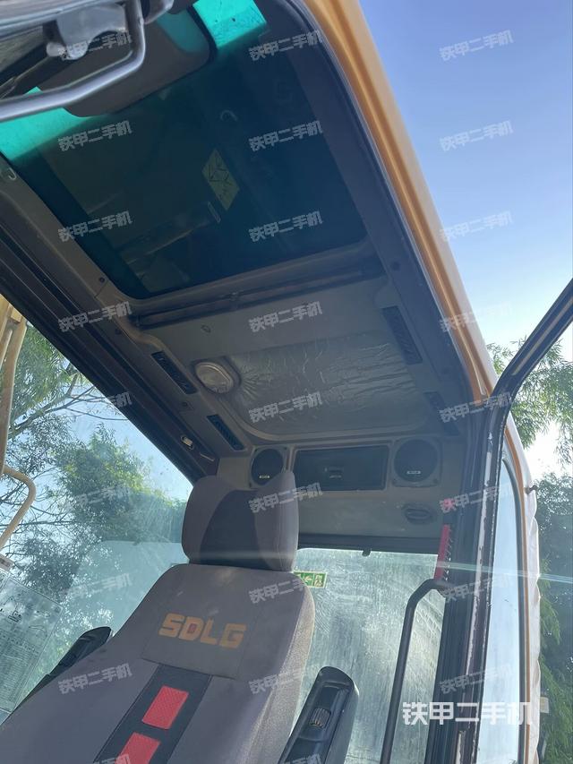 座椅右側(cè)控制臺(tái)/鑰匙門(mén)/油門(mén)/含右手柄（駕駛室部分）