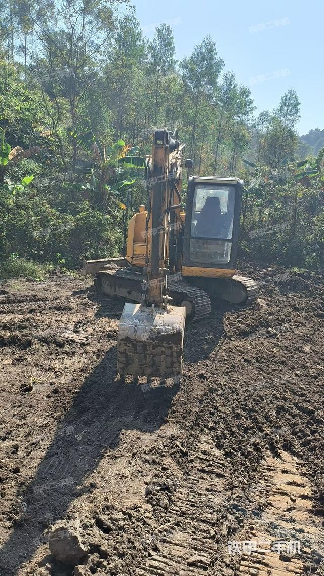 转盘和下车架正前(工作和回转装置) 转盘和下车架正前(工作和回转装置)