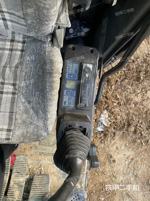 行走控制手柄和踏板?俯拍（駕駛室部分）