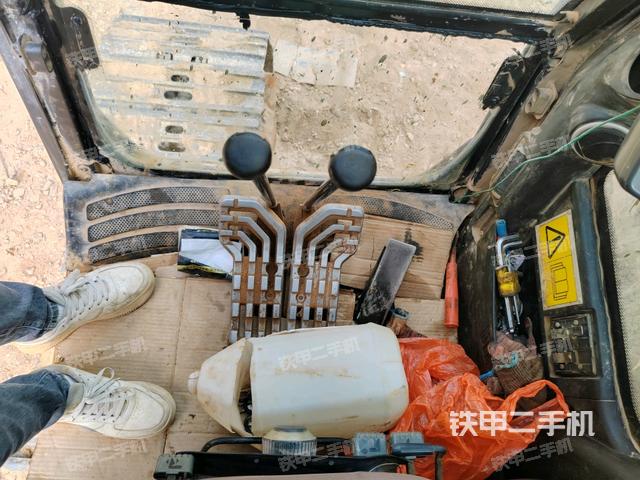 行走控制手柄和踏板?俯拍(駕駛室部分) 行走控制手柄和踏板?俯拍(駕駛室部分)