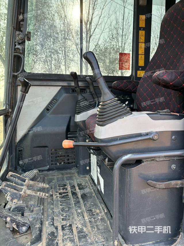 駕駛室頂部(整機(jī)外觀) 駕駛室頂部(整機(jī)外觀)