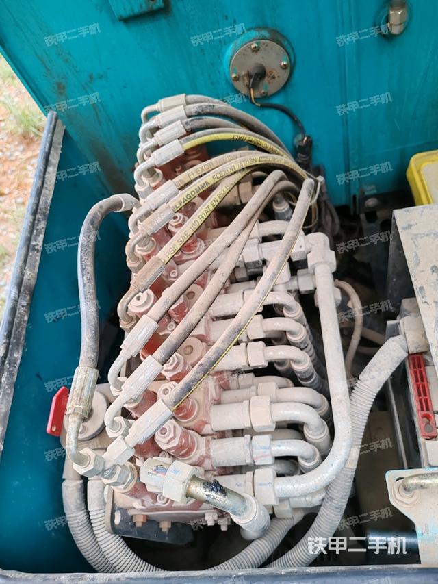 回轉(zhuǎn)馬達(dá)和主控閥（整機(jī)外觀）