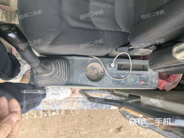 座椅右側(cè)控制臺/鑰匙門/油門/含右手柄(駕駛室部分) 座椅右側(cè)控制臺/鑰匙門/油門/含右手柄(駕駛室部分)