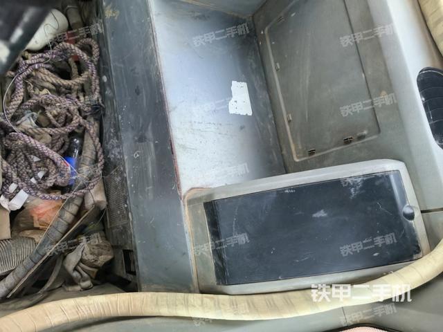 行走控制手柄和踏板?俯拍（駕駛室部分）