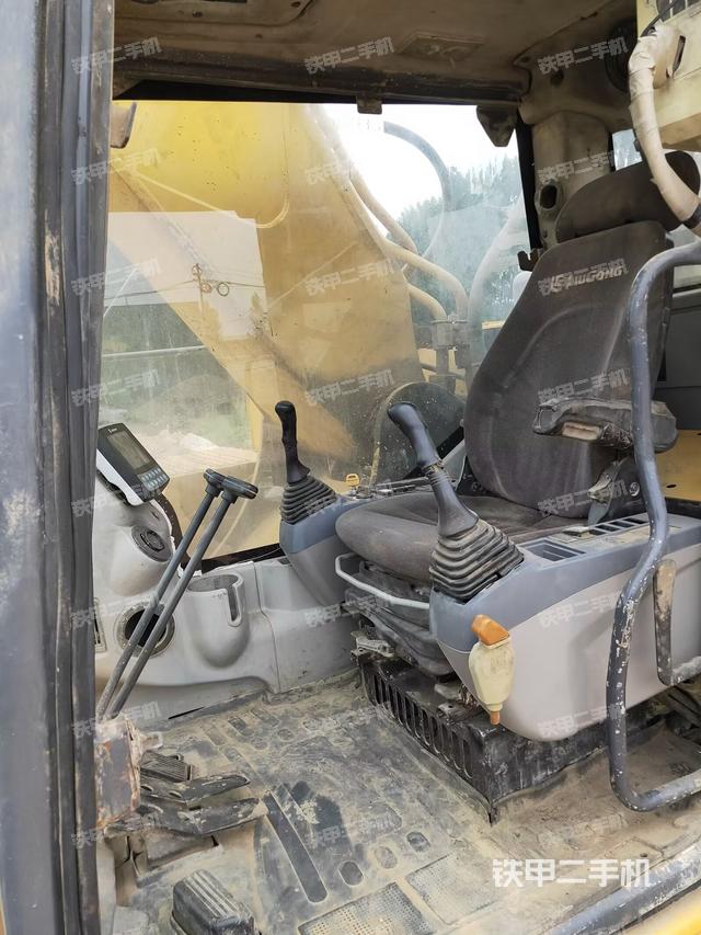 駕駛室整體(整機(jī)外觀) 駕駛室整體(整機(jī)外觀)