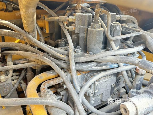 回轉(zhuǎn)馬達(dá)和主控閥（整機(jī)外觀）