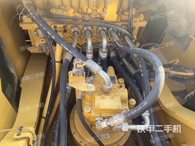 回轉(zhuǎn)馬達(dá)和主控閥（整機(jī)外觀）