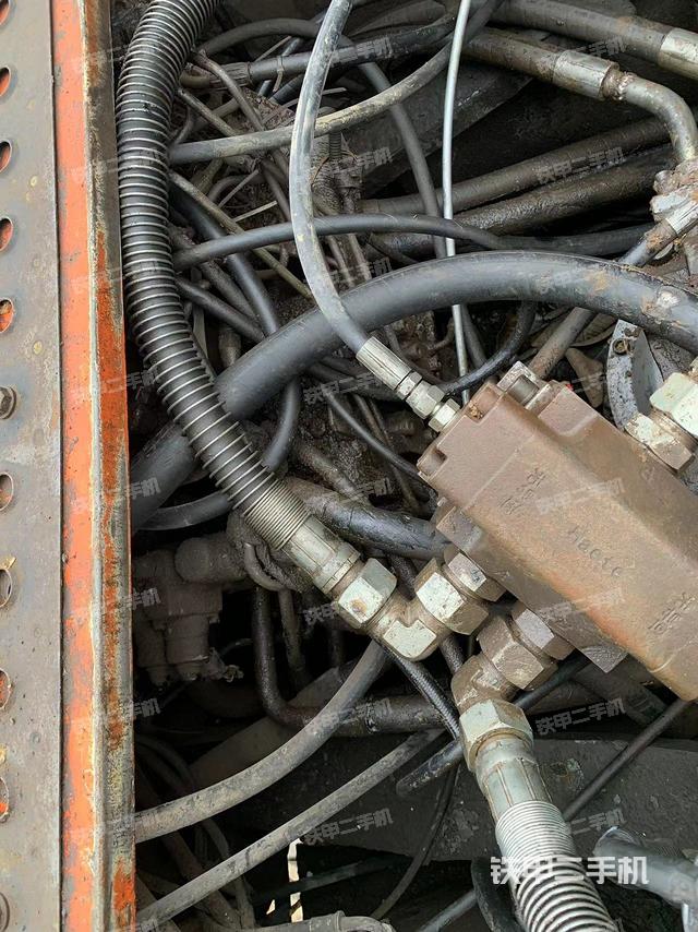 回轉(zhuǎn)馬達(dá)和主控閥（整機(jī)外觀）