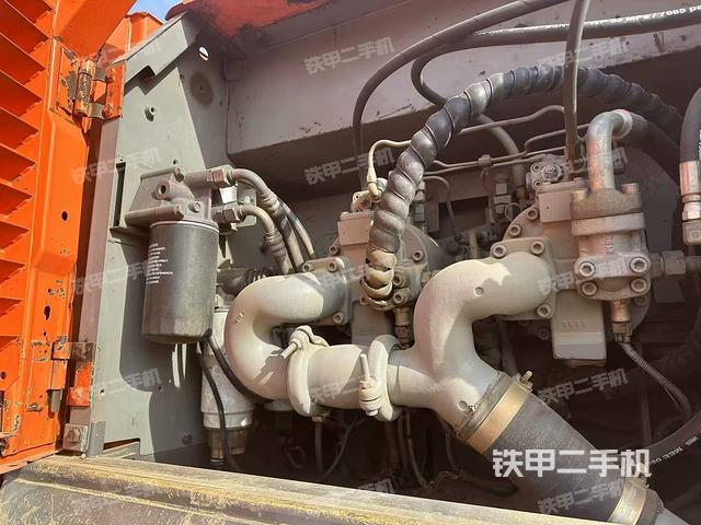 液壓泵艙室正面整體(整機(jī)外觀) 液壓泵艙室正面整體(整機(jī)外觀)