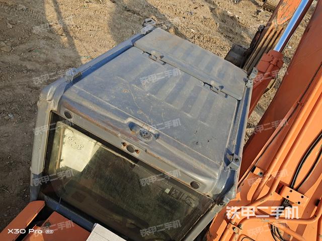 駕駛室頂部(整機(jī)外觀) 駕駛室頂部(整機(jī)外觀)