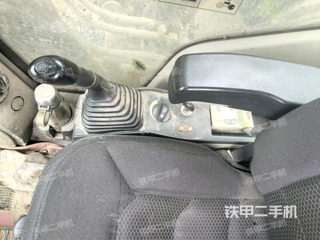 座椅左側(cè)控制臺/音響/含左手柄(駕駛室部分) 座椅左側(cè)控制臺/音響/含左手柄(駕駛室部分)