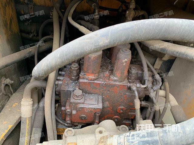 回轉(zhuǎn)馬達(dá)和主控閥（整機外觀）