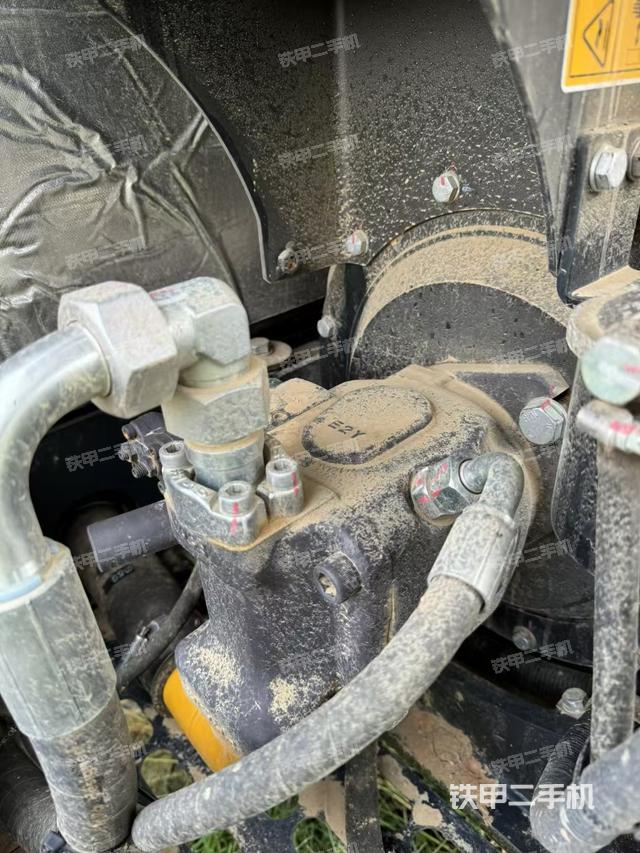 液壓泵艙室正面整體（整機外觀）