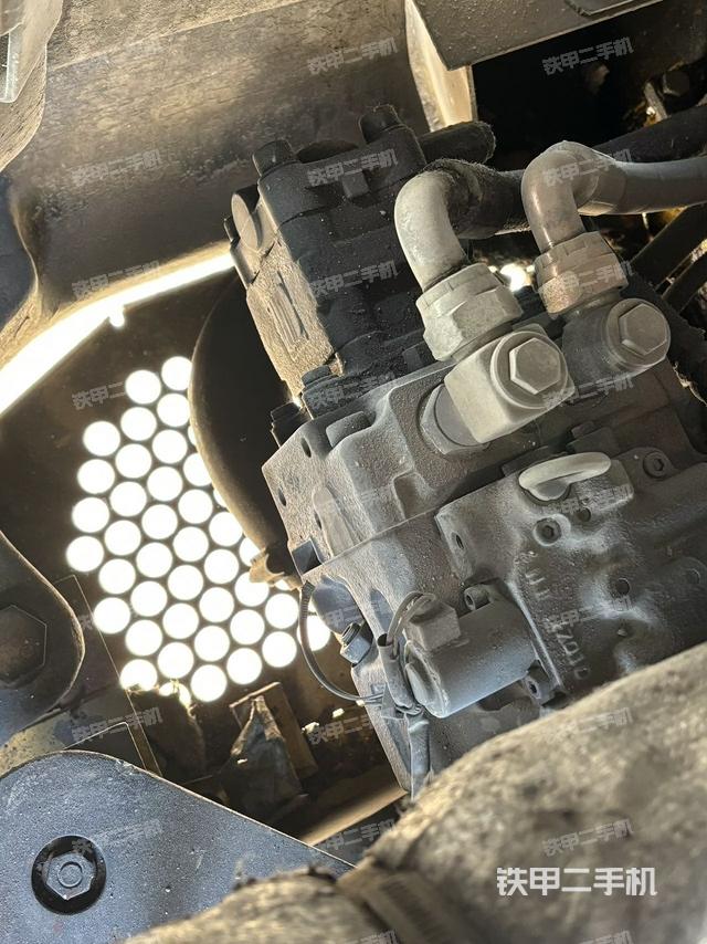 液壓泵艙室正面整體(整機(jī)外觀) 液壓泵艙室正面整體(整機(jī)外觀)