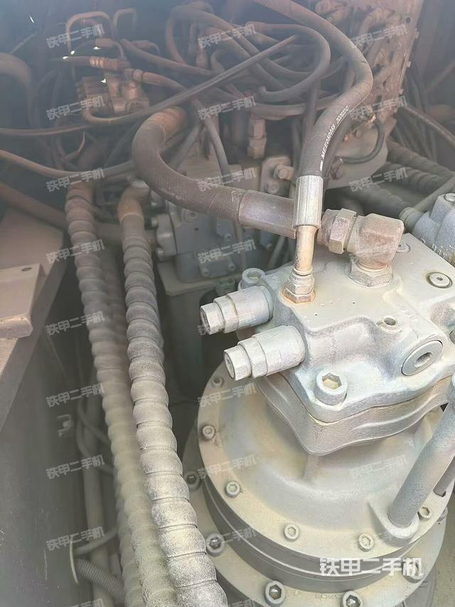 回轉(zhuǎn)馬達(dá)和主控閥(整機(jī)外觀) 回轉(zhuǎn)馬達(dá)和主控閥(整機(jī)外觀)