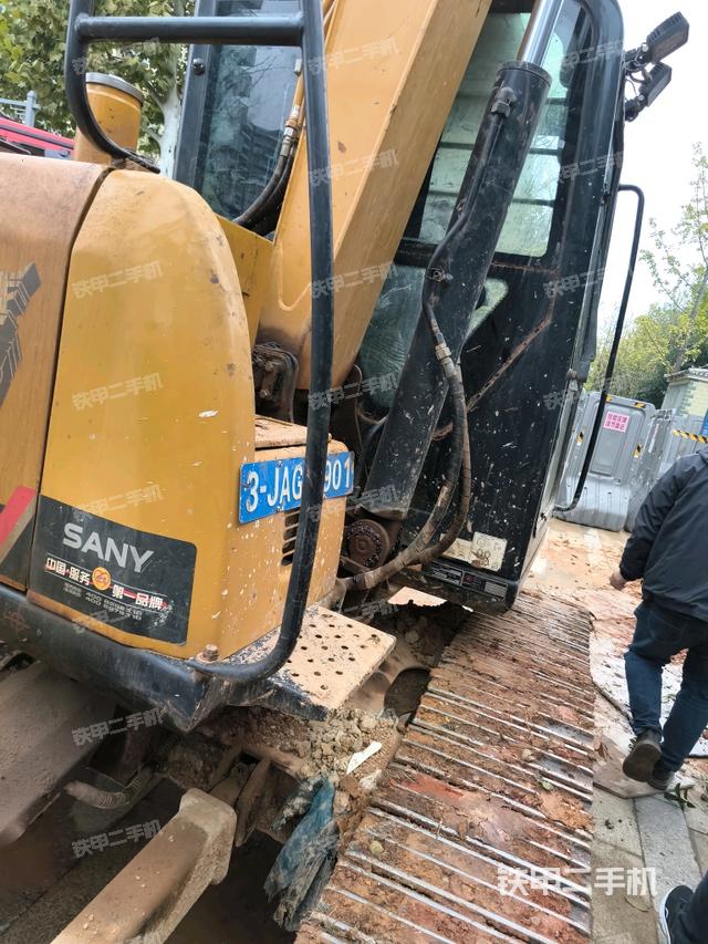 驾驶室顶部(整机外观) 驾驶室顶部(整机外观)