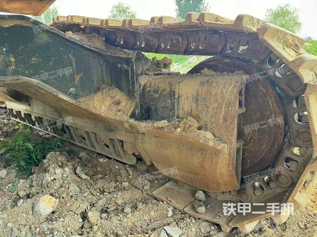 單側(cè)履帶整體(整機(jī)外觀) 單側(cè)履帶整體(整機(jī)外觀)